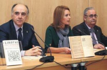 Presentación del facsímil de Etxepare en 2011 por la entonces presidenta del Parlamento vasco, Arantza Quiroga, y Andrés Urrutia (izquierda) y Xabier Kintana, de Euskaltzaindia.