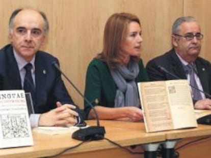 Presentación del facsímil de Etxepare en 2011 por la entonces presidenta del Parlamento vasco, Arantza Quiroga, y Andrés Urrutia (izquierda) y Xabier Kintana, de Euskaltzaindia.