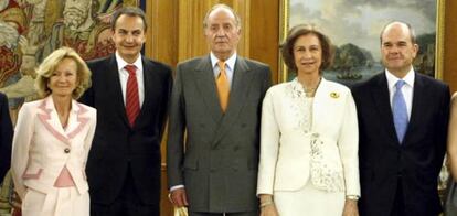 De izda. a dcha.: Elena Salgado, José Luis Rodríguez Zapatero, los Reyes y Manuel Chaves