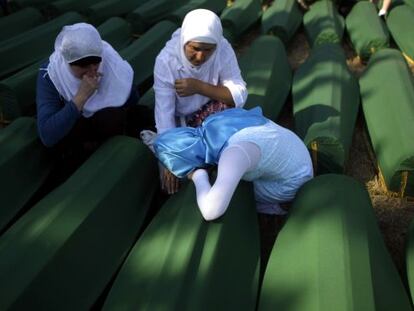 Tres mujeres frente al ataúd de uno de sus seres queridos muerto en la matanza de Srebrenica.