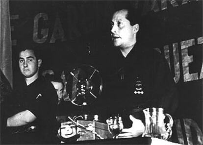 El fundador de la Falange, José Antonio Primo de Rivera, a la derecha.