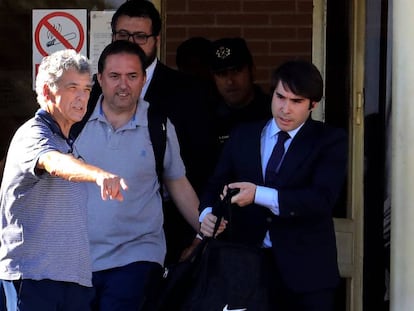 Ángel María Villar y su hijo Gorka Villar salen de la prisión de Soto Del Real.