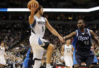 Ricky Rubio, frente a Elton Brand, en una accin sobre la lnea de fondo.