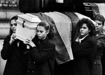 El ataúd de una de las cinco niñas es llevado a hombros por familiares durante el funeral por las víctimas del atentado de Zaragoza.