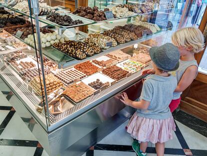 Dos niños miran los dulces de una pastelería, en Barcelona.