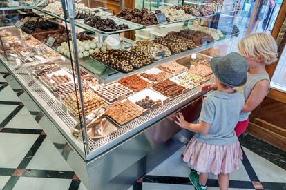 Dos ni?os miran los dulces de una pastelera, en Barcelona.