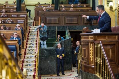 El líder de Vox, Santiago Abascal, habla desde la tribuna del Congreso, ante la mirada de Alberto Núñez Feijóo, sentado y a la izquierda, este martes 12 de diciembre.