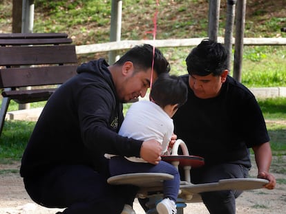 La pequeña E. juega con sus tíos Matías y Ezequiel en un parque de Terrassa a principios de octubre.
