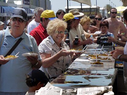 Reparto de paella en la playa de la Malva-rosa de Valencia durante la protesta por la decisión de Costas de reducir el tamaño de las terrazas.