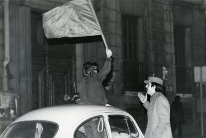 Un simpatizante del PCE festeja en las calles de Madrid los resultados de las elecciones municipales del 3 de abril de 1979, con el triunfo de la izquierda.