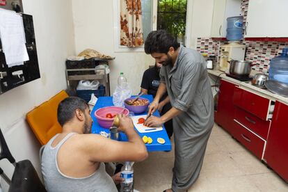Varios voluntarios preparan la comida para los 22 heridos de guerra que residen en la casa. Uno de ellos añade agua en un recipiente para hacer café turco.