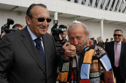 El artista Juan Ripollés saluda a Carlos Fabra en la inaguración del aeropuerto de Castellón.