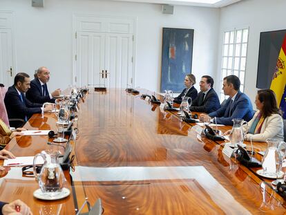 El presidente del Gobierno, Pedro Sánchez, y el ministro de Exteriores, José Manuel Albares (a la derecha) durante la reunión en La Moncloa con los ministros del Grupo de Contacto árabe-islámico sobre Gaza, enfrente.