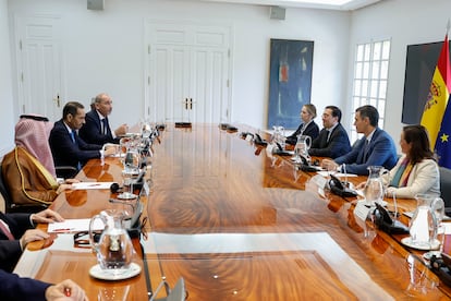 El presidente del Gobierno, Pedro Sánchez, y el ministro de Exteriores, José Manuel Albares (a la derecha) durante la reunión en La Moncloa con los ministros del Grupo de Contacto árabe-islámico sobre Gaza, enfrente.