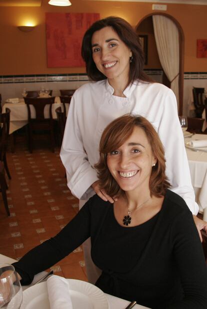 Mari Carmen (sentada) y María José, en Casa Carmina.