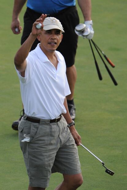 El presidente estadounidense Barack Obama jugando al golf en el Mid-Pacific Country Club en Kailua, Hawaii. durante sus vacaciones de Navidad de 2010.