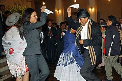 Evo Morales baila la cueca, danza tradicional boliviana, el pasado lunes en el Palacio de Gobierno de La Paz.