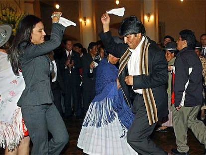 Evo Morales baila la cueca, danza tradicional boliviana, el pasado lunes en el Palacio de Gobierno de La Paz.