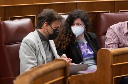 El presidente del grupo de Unidas Podemos en el Congreso, Jaume Asens, y la portavoz adjunta de Unidas Podemos en el Congreso, Sofía Castañón, este jueves en la Cámara baja.