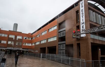 Una pancarta cuelga de la fachada del hospital de Igualada como homenaje al personal sanitario