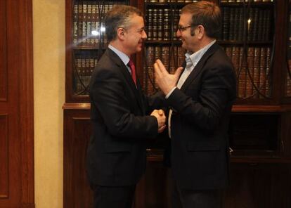 Saludo entre Iñigo Urkullu, a la izquierda, y Dámaso Casado.