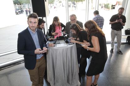 Periodistas de EL PAÍS Cataluña asistentes a la presentación comprueban en sus ordenadores y dispositivos móviles que ya pueden acceder a elpais.cat.