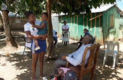 Without family support to help her care for her children, Yésica Prensa isn’t able to resume her studies or find a job. In this photograph, she speaks with her grandfather – her only close relative – who is a pastor in the community of Mata los Indios.