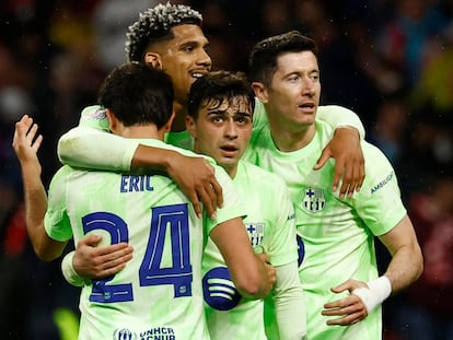Soccer Football - Copa del Rey - Semi Final - Second Leg - Atletico Madrid v FC Barcelona - Metropolitano, Madrid, Spain - April 2, 2025 FC Barcelona's Robert Lewandowski, FC Barcelona's Eric Garcia, FC Barcelona's Ronald Araujo and FC Barcelona's Pedri celebrate after the match REUTERS/Susana Vera