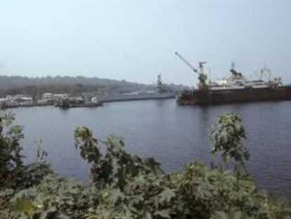 Barcos mercantes en el puerto de Malabo. EFE/Archivo