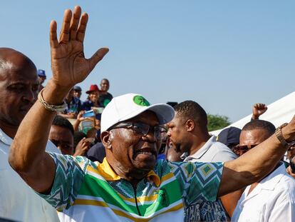 El expresidente sudafricano Jacob Zuma y líder del partido MK saludaba a sus seguidores después de votar el pasado 29 de mayo en Nkandla.