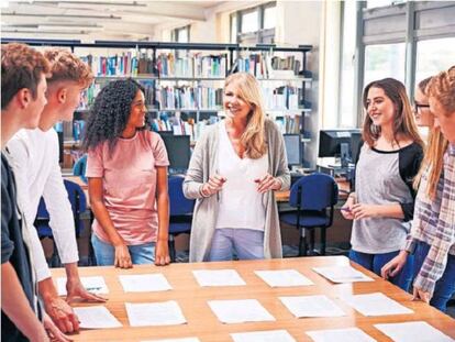 Los estudiantes trabajan en casos reales, adquieren experiencia práctica y descubren que en su futuro profesional pueden ayudar de manera altruista.