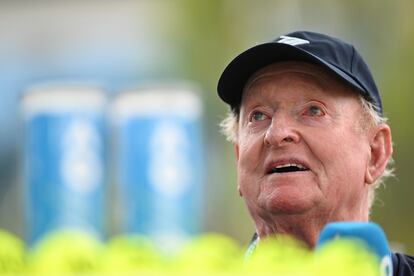 Rod Laver atiende a los medios australianos en Melbourne Park.