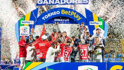 Los jugadores del Fortaleza CEIF celebran el título de segunda divisón colombiana, en Bogotá, el 17 de noviembre de 2023.