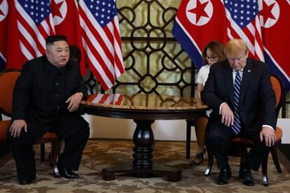 El presidente Donald Trump se reúne con el líder norcoreano Kim Jong-un, en Hanói, este jueves.
