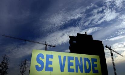 Vista de un edificio en construcci&oacute;n con un cartel de venta. 