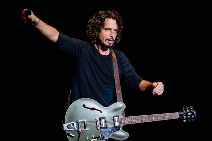 Chris Cornell, vocalista de Soundgarden, fue hallado muerto el 19 de mayo de este a?o, a los 52 a?os, en su habitacin de hotel tras un concierto de la banda en Detroit. El artista se suicid ahorcndose en el ba?o del cuarto. Un amigo de Cornell avis a las autoridades de que lo haba encontrado inconsciente en el suelo del ba?o de su habitacin del hotel MGM Grand. El hallazgo se produjo apenas una hora despus de su actuacin en el hotel Fox Theatre.