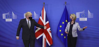 El primer ministro británico, Boris Johnson, junto a la presidenta de la Comisión Europea, Ursula von der Leyen, el pasado miércoles en Bruselas.