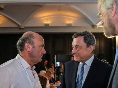 Luis de Guindos y Mario Draghi, vicepresidente y presidente del BCE, junto a Peter Praet, economista jefe de la entidad, en Sintra. 