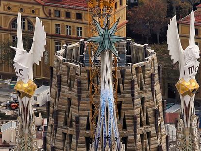 La Sagrada Familia con las dos nuevas torres de los evangelistas Lucas y Marcos en Barcelona, a finales de 2023.