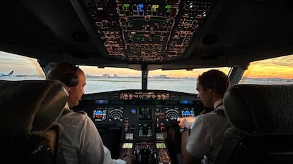 Lluís Llanas (izquierda) y Gerard Llanas (derecha) durante la preparación del vuelo.