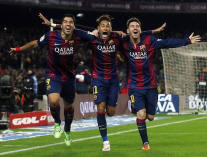 Messi celebra un gol contra l'Atlètic en un duel de Lliga, el gener del 2015, amb Luis Suárez i Neymar. Amb l'uruguaià i el brasiler va formar un trident extraordinari, que va portar molts gols a l'equip blaugrana.