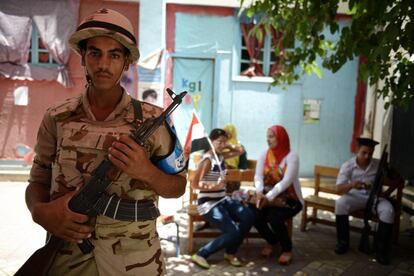 CAIRO, EGYPT - MAY 26:  An Egyptian military conscript stands outside a polling station in the Garden City suburb of Cairo on the first day of presidential elections on May 26, 2014 in Cairo, Egypt. Egypt will hold Presidential elections on 26th and 27th May for the first time since the military deposed President Morsi. There are only two candidates standing, Hamdeen Sabahi and Abdel Fattah al-Sisi with al- Sisi expected to win the election (Photo by Jonathan Rashad/Getty Images)