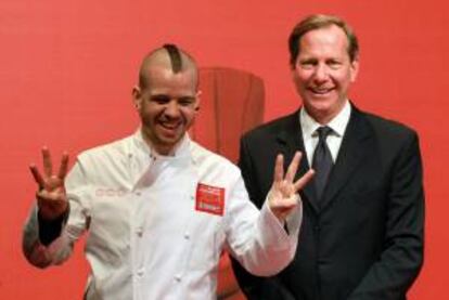 El chef David Muñoz (i), del restaurante DiverXO de Madrid, junto al director general de la Guía Michelín, Michael Ellis. EFE/Archivo