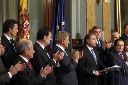 El presidente del Senado, Pío García-Escudero, recibe el aplauso del presidente del Gobierno, Mariano Rajoy, y el del Congreso, Jesús Posada, además de otras autoridades, tras su discurso en el acto central del Día de la Constitución.
