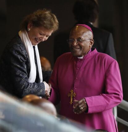 El ex obispo Desmond Tutu y la expresidenta irlandesa Mary Robinson.