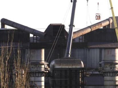 Empleados de Arcelor-Mittal desmontan las chimeneas de Villaverde.
