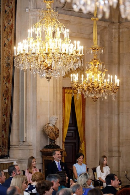 Los Reyes de España con sus hijas, la princesa Leonor y la infanta Sofía, en el salón de columnas del palacio Real de Madrid.