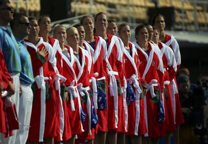 El equipo húngaro de waterpolo escucha su himno nacional antes del comienzo del partido de la fase preliminar contra el equipo chino en el Centro Acúatico María Lenk en Río de Janeiro (Brasil).