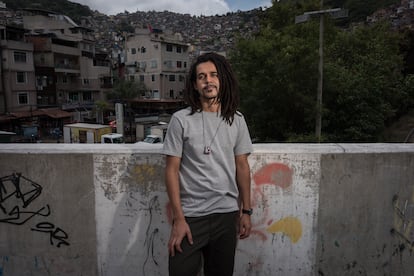 El escritor Geovani Martins, en la favela de Rocinha, en Río de Janeiro.