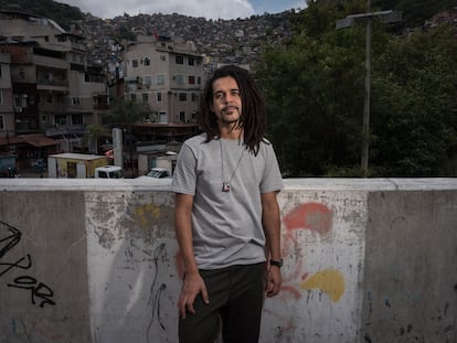 El escritor Geovani Martins, en la favela de Rocinha, en Río de Janeiro.